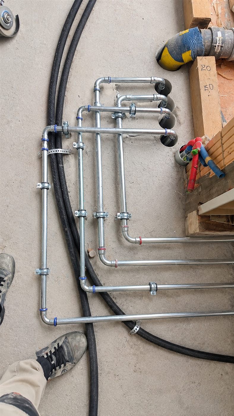 Floor pipe routing